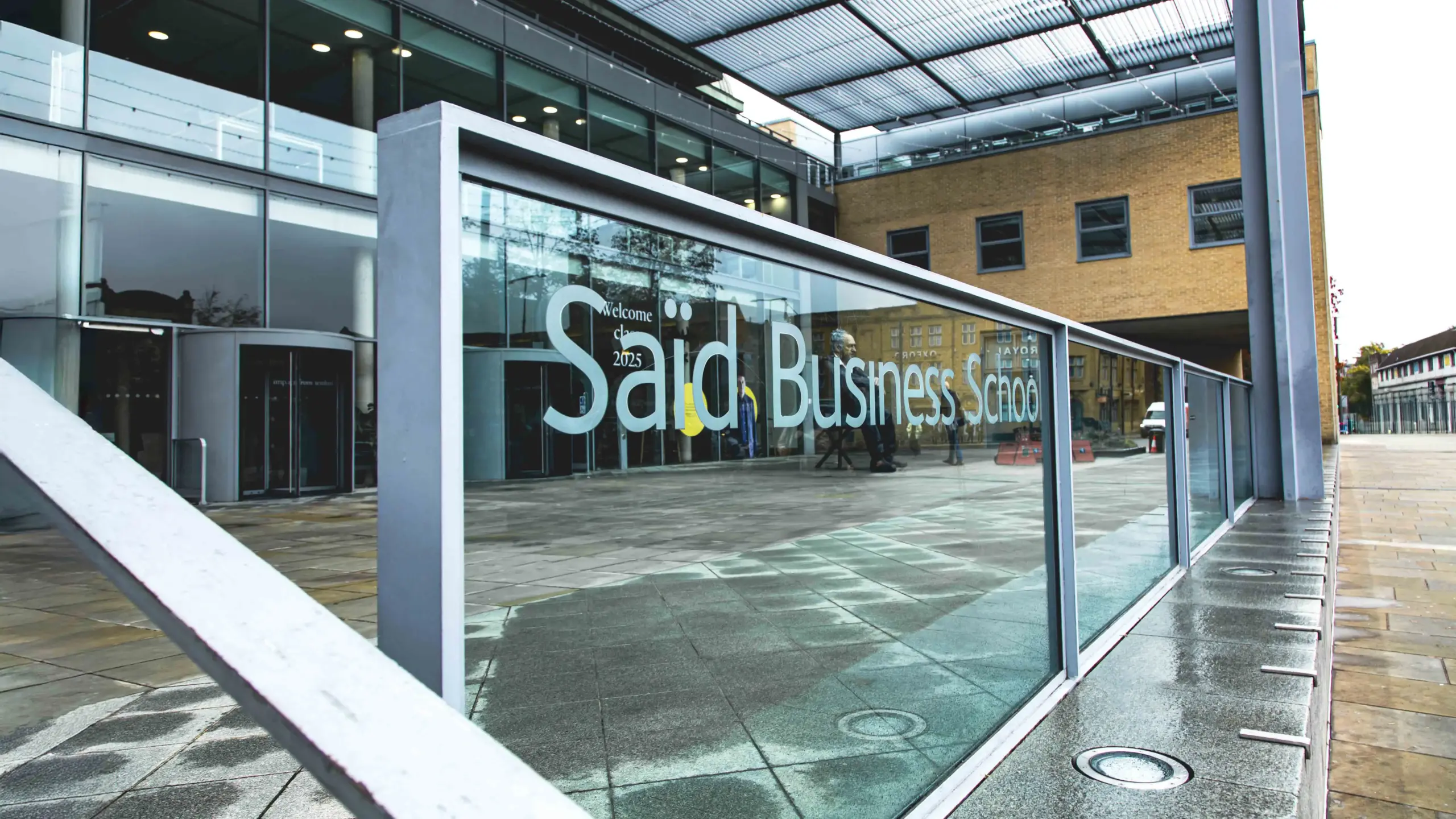 Saïd Business School's glass entrance and courtyard.
