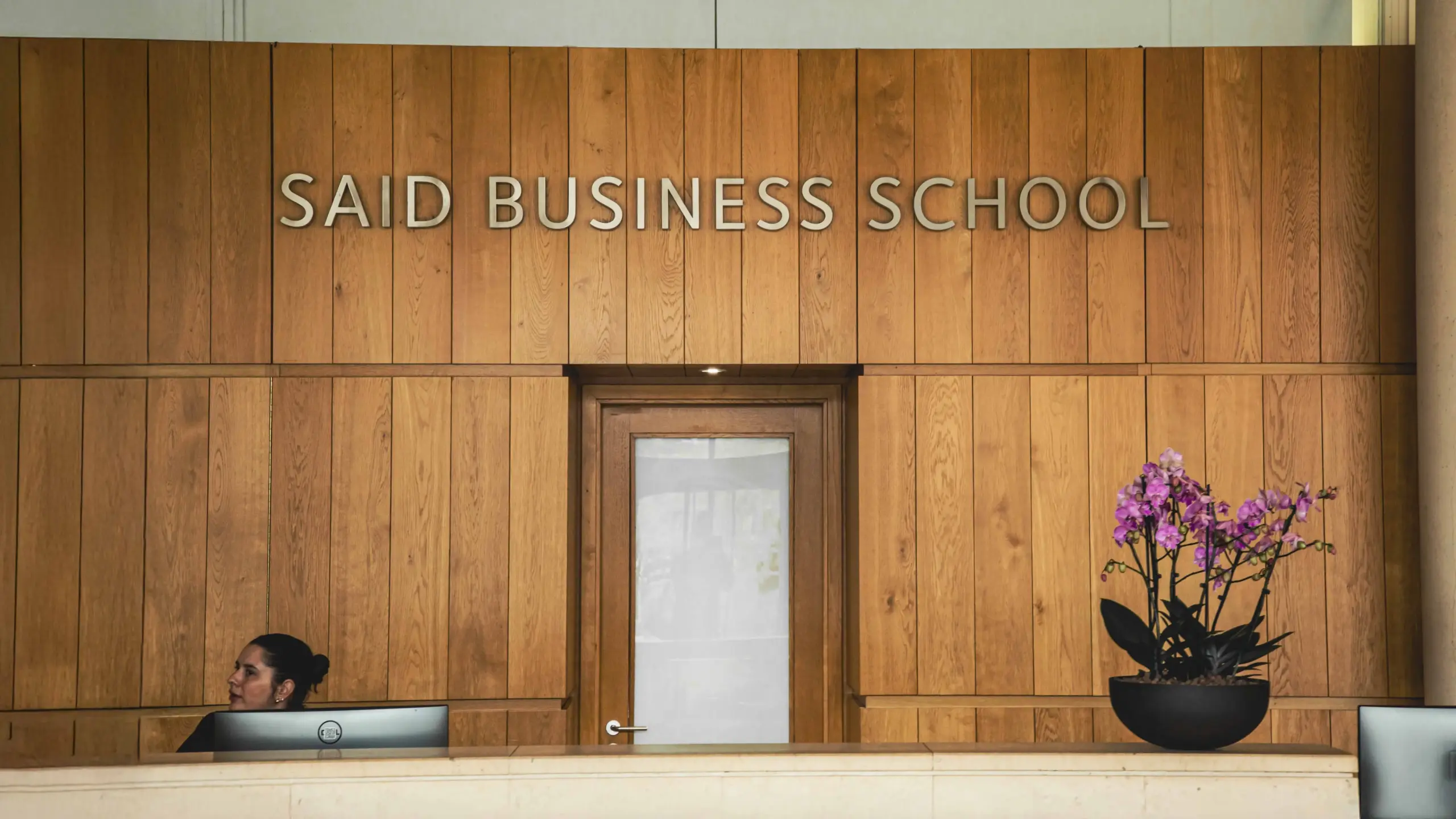 The reception desk of Saïd Business School.